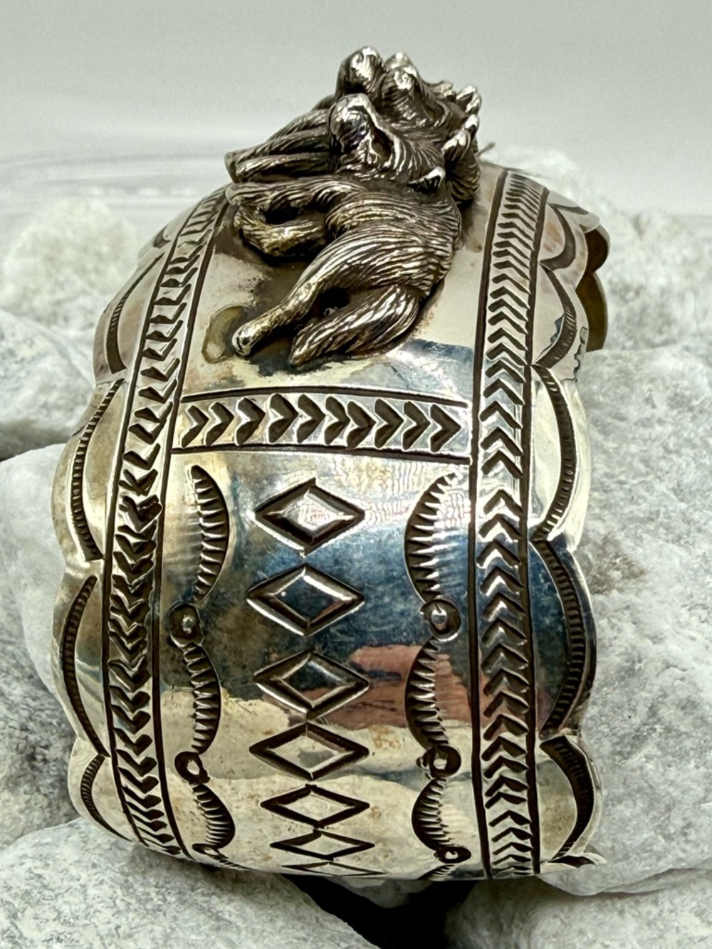 Navajo Carson Blackgoat Sterling 3D Wolfpack Cuff Bracelet Signed Sterling 59.2g - Picture 11 of 14